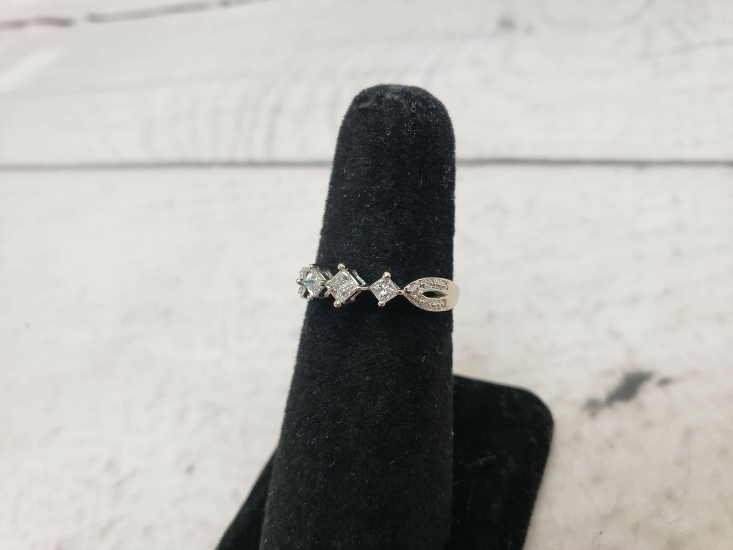 Ring WG Women Sz 7 2.5g 14k White Gold, approximate .25ct Diamond