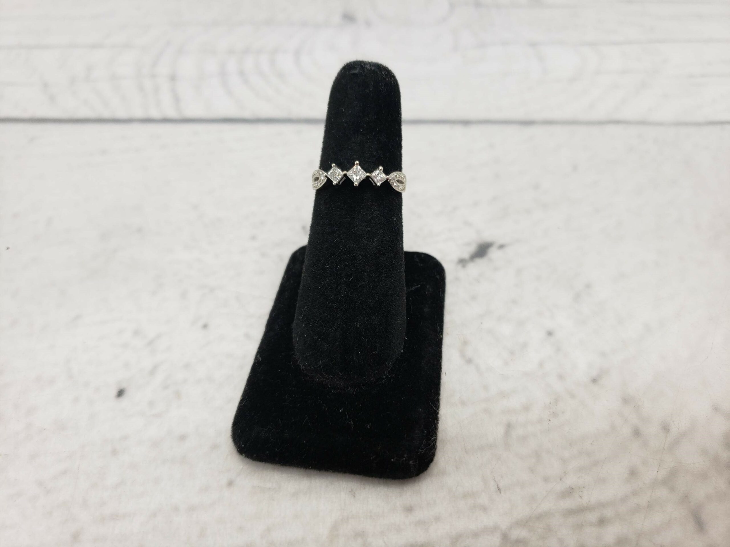 Ring WG Women Sz 7 2.5g 14k White Gold, approximate .25ct Diamond