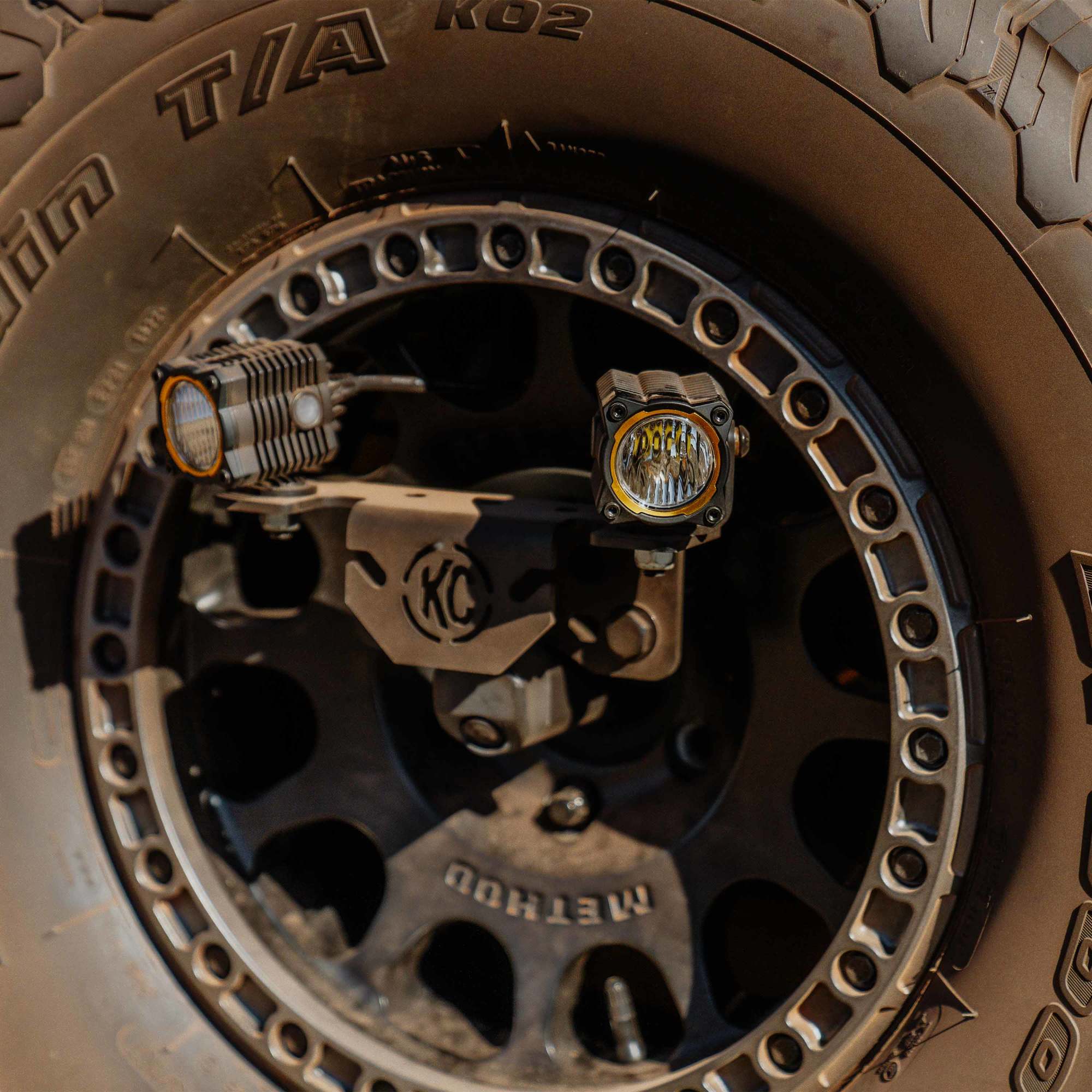 KC HiLiTES Spr Tir Carr (M14x1.5 Lug) - 18+ Jeep Wrangler JL /21+ Ford Bronco Raptor 7478