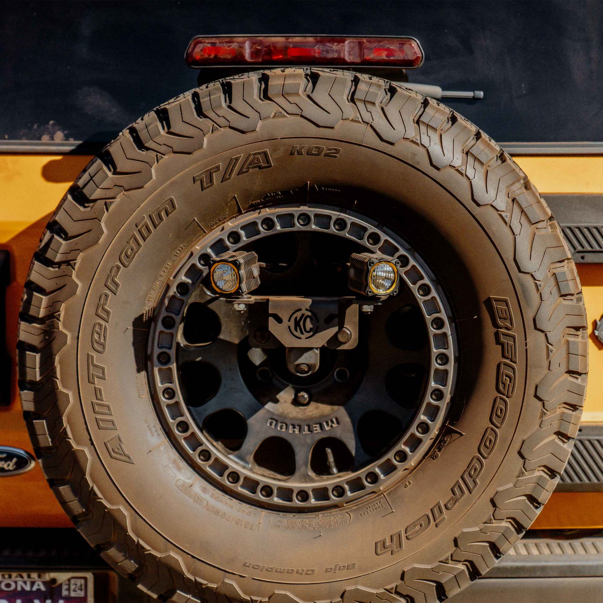 KC HiLiTES Spr Tir Carr (M14x1.5 Lug) - 18+ Jeep Wrangler JL /21+ Ford Bronco Raptor 7478