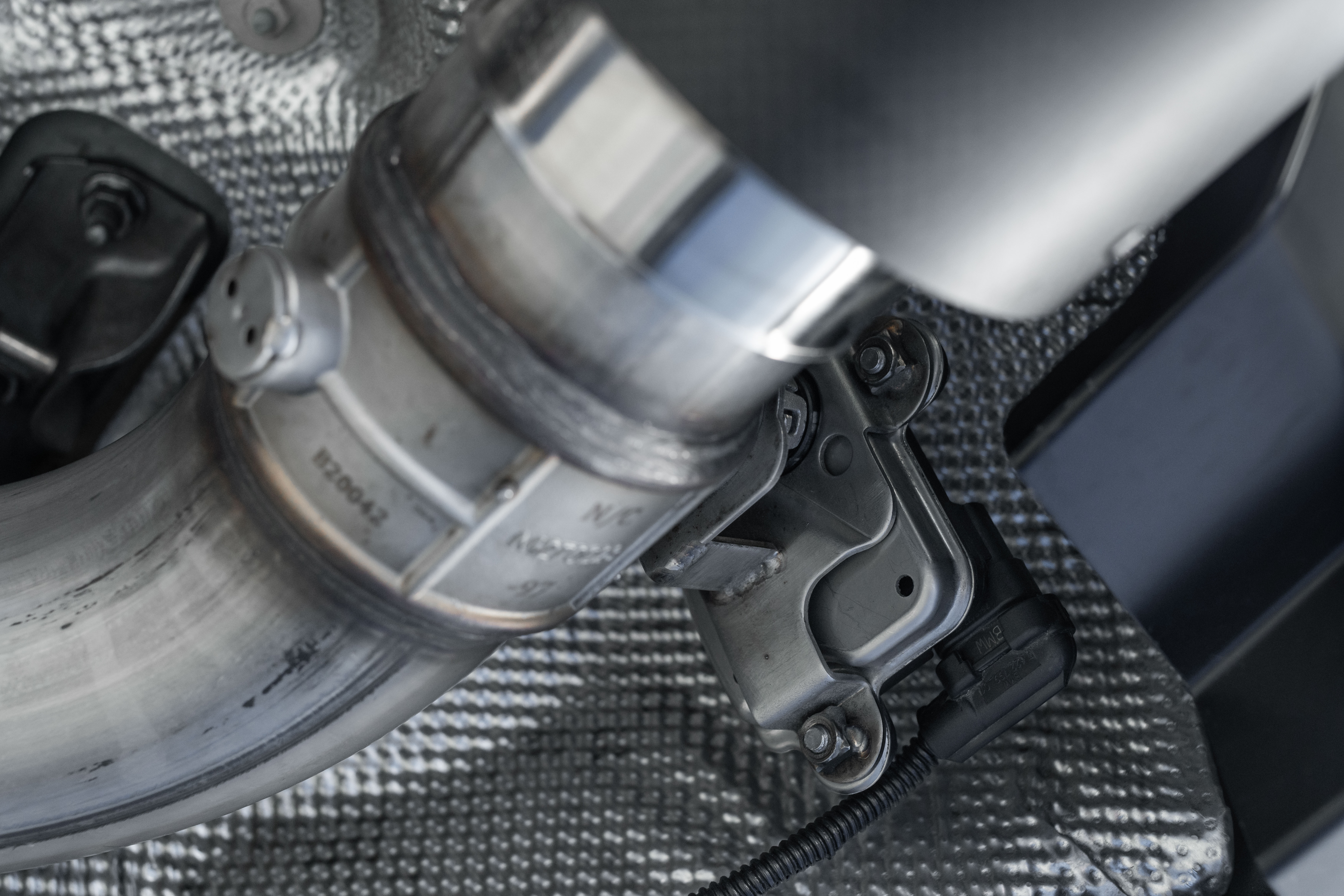 MBRP Exhaust 3in Cat-Back. Dual Rear Exit. T304. CF Tips S43003CF