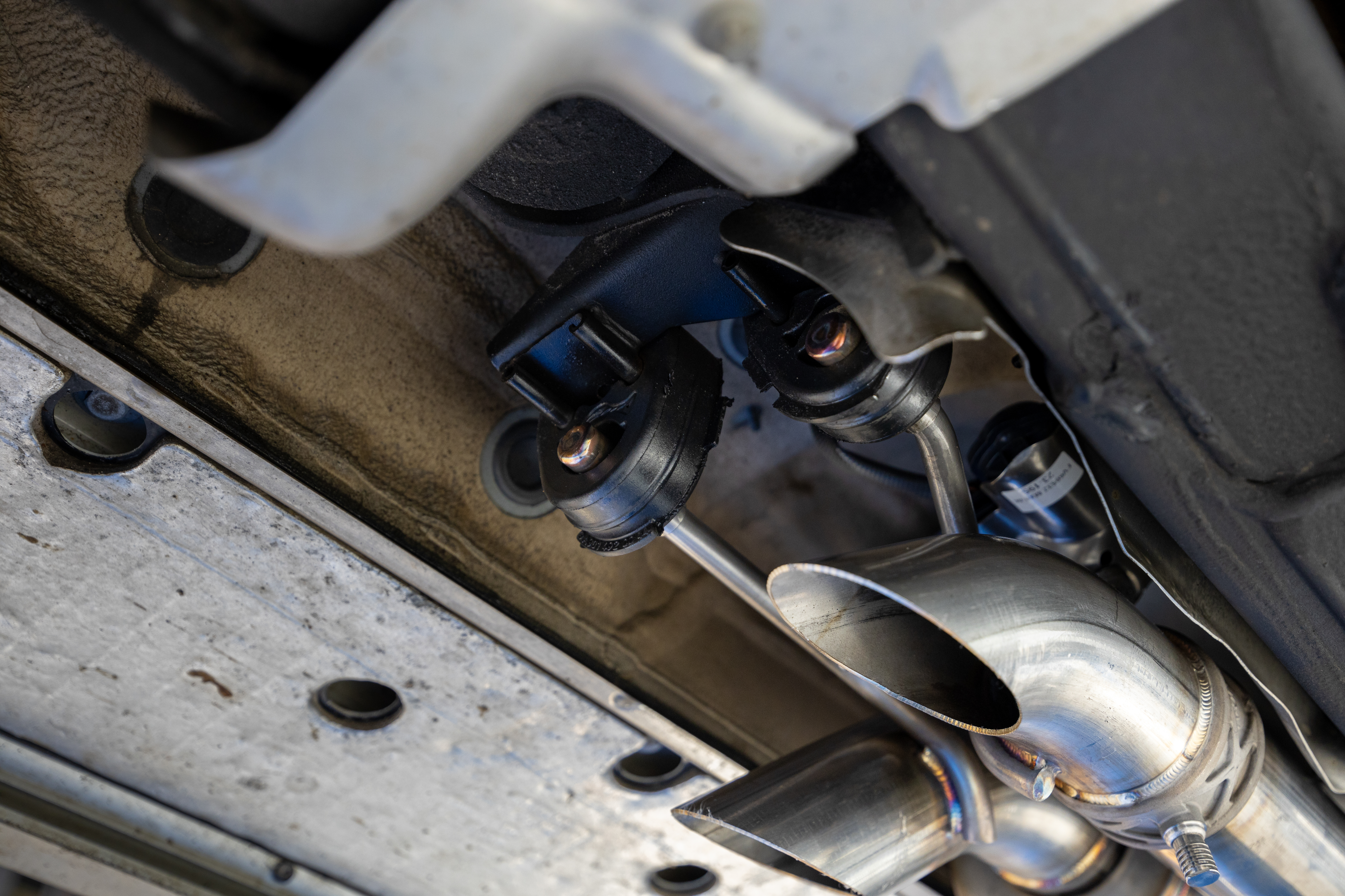 MBRP Exhaust 2.5in. Pre-Axle Cat-Back. Dual Split Side. Quad Outlet. Active S5601304