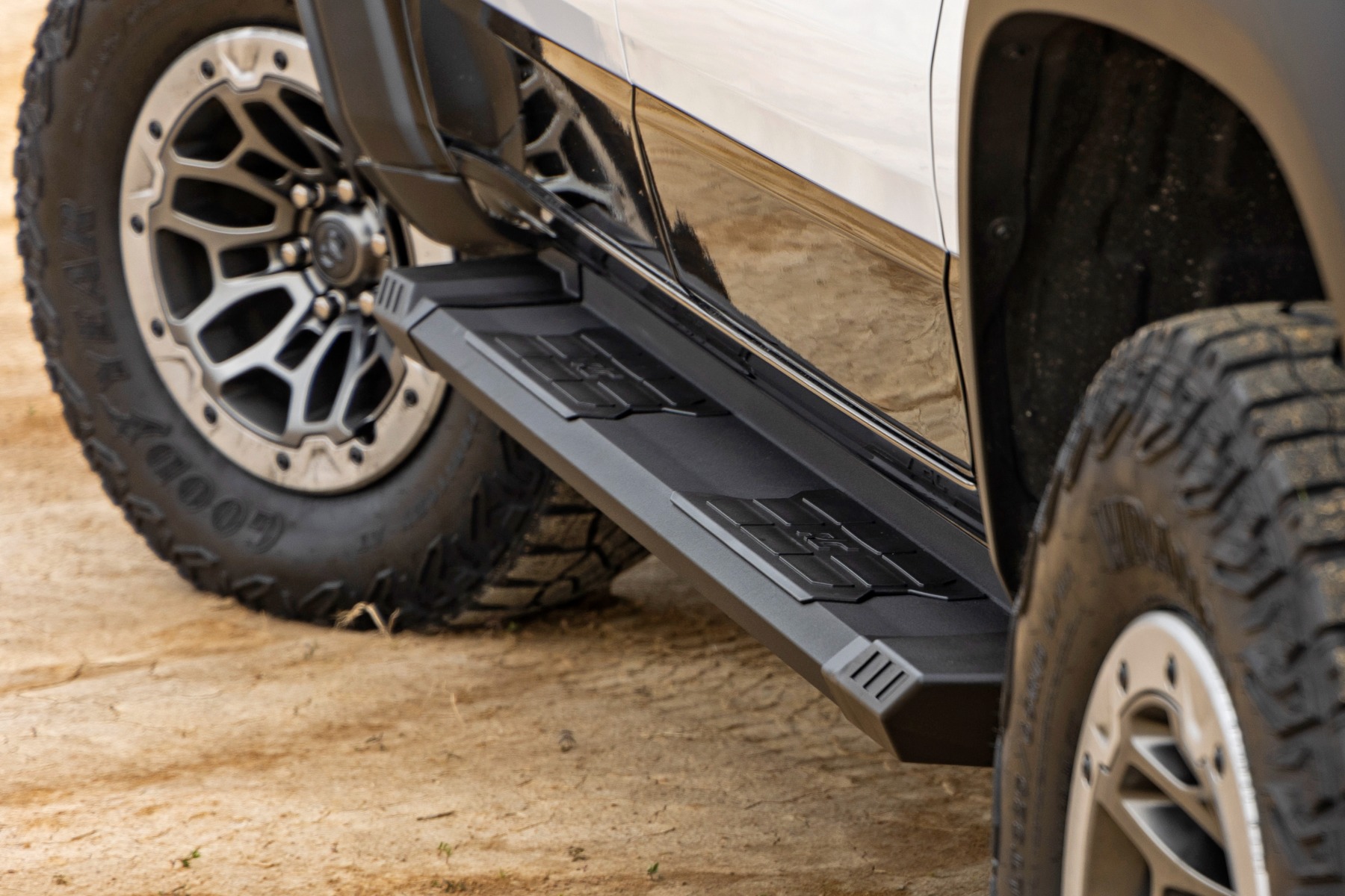 Rough Country HD2 Aluminum Running Boards SRB01950A