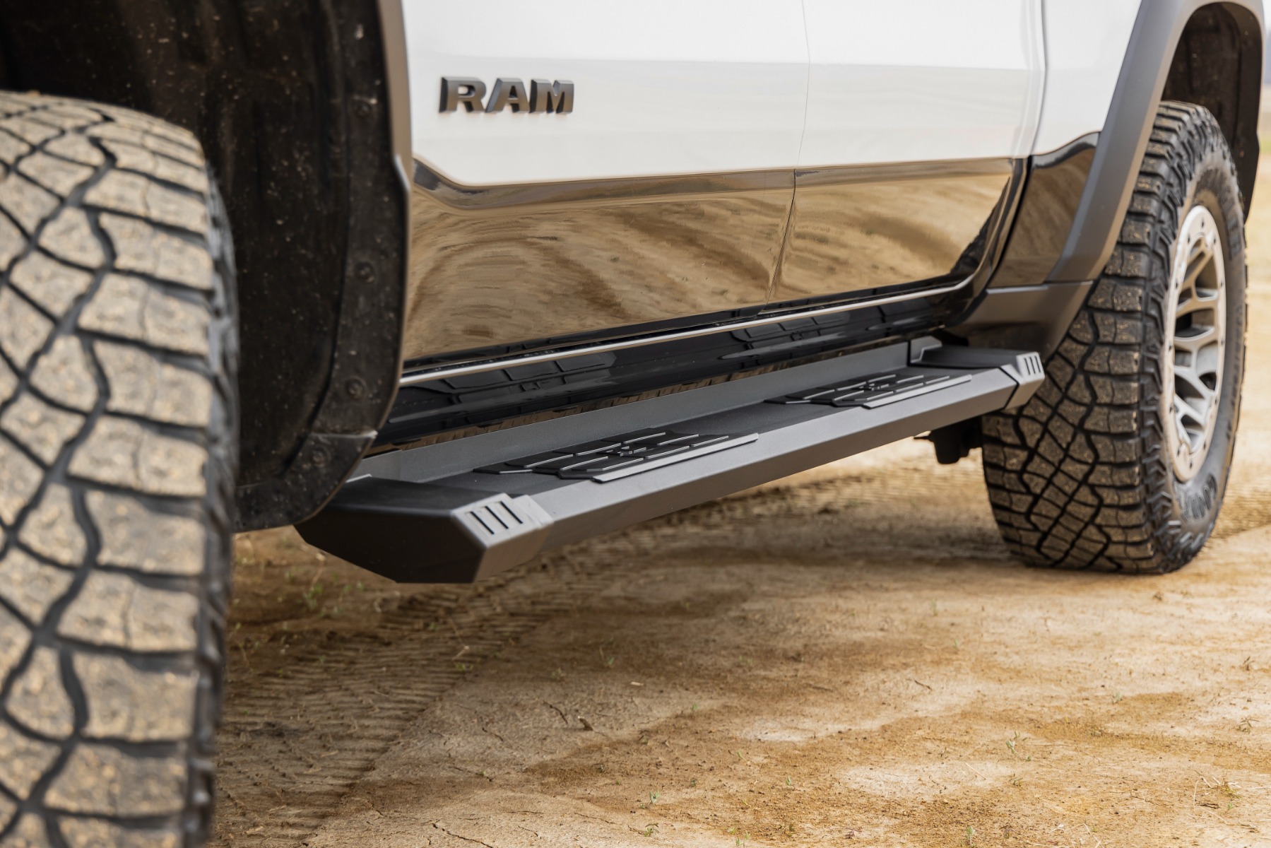Rough Country HD2 Aluminum Running Boards SRB01950A