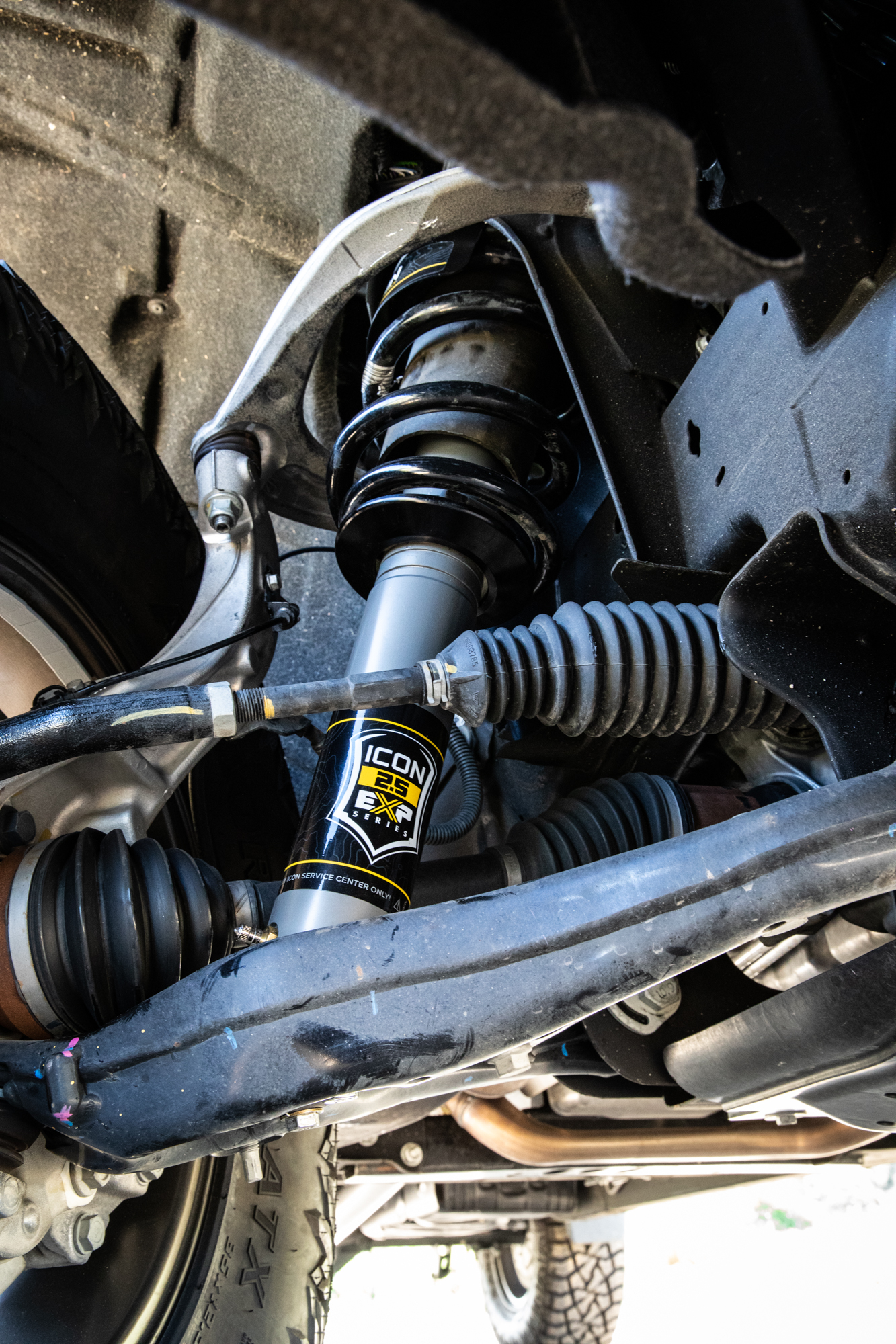 ICON Vehicle Dynamics 19-23 GM 1500 2.38-3.75" STAGE 2 EXP SUSPENSION SYSTEM W BILLET UCA K73072