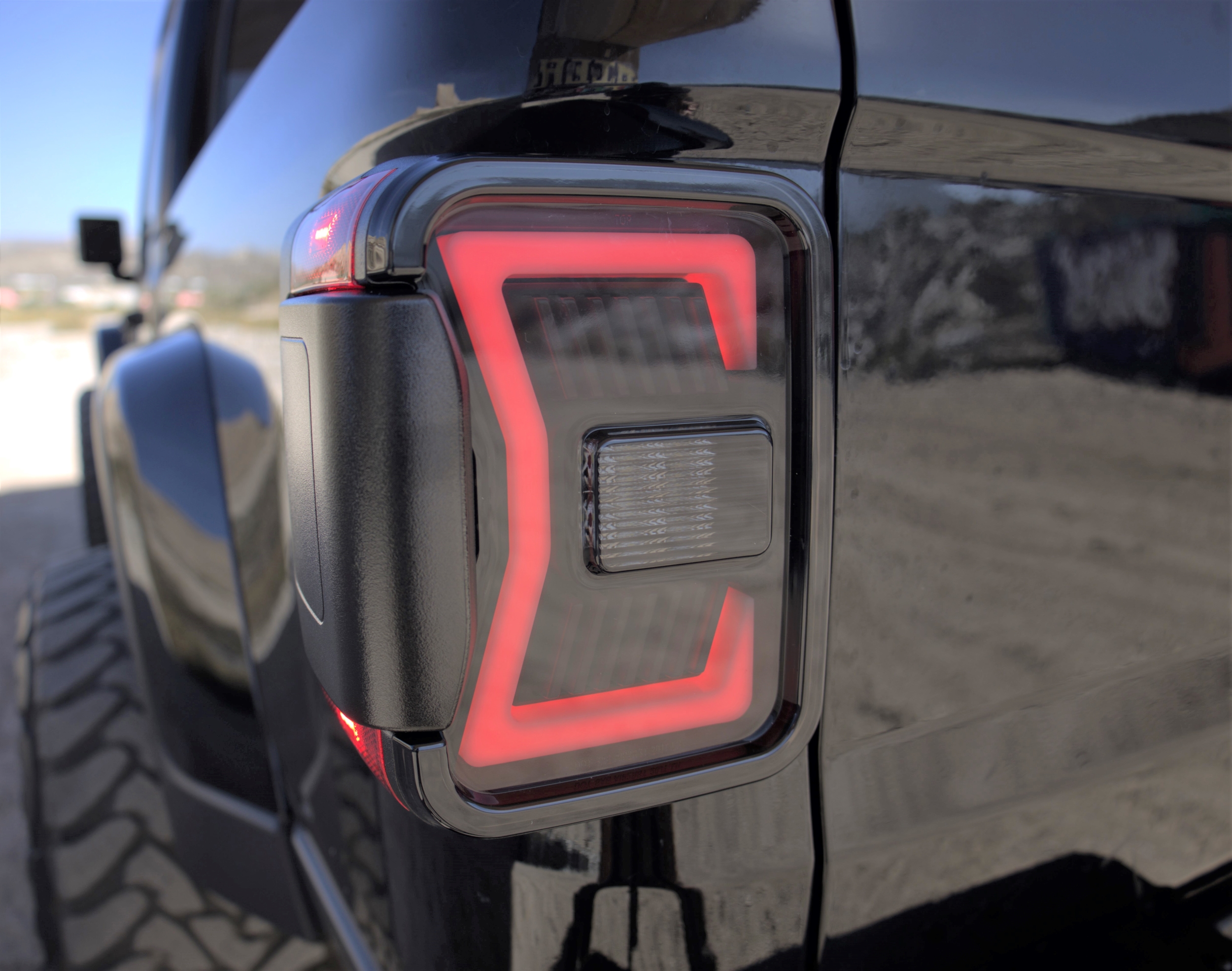 Winjet RENEGADE TAIL LIGHTS CTRNG0668-BS-SQ