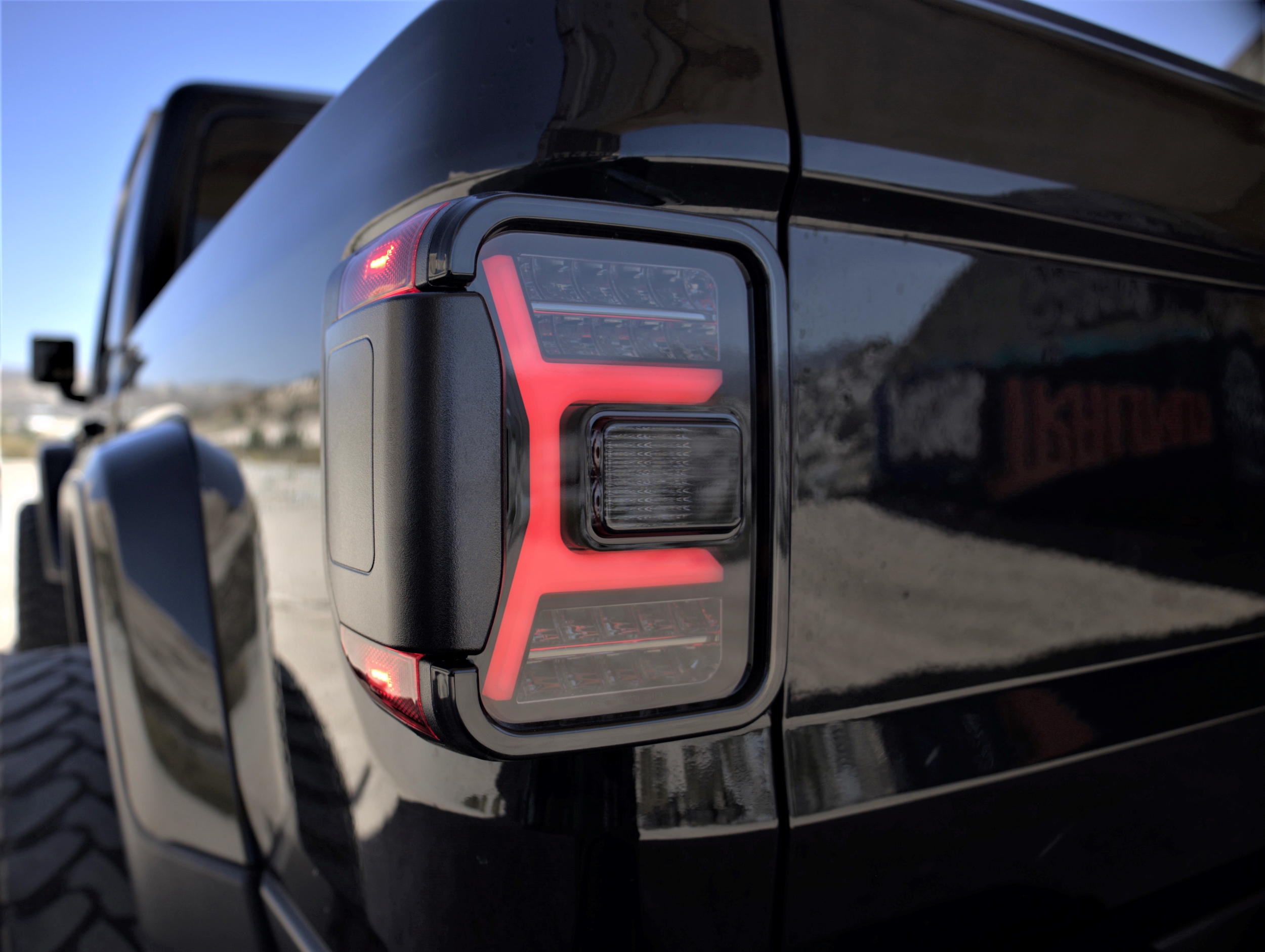 Winjet RENEGADE TAIL LIGHTS CTRNG0669-BS-SQ