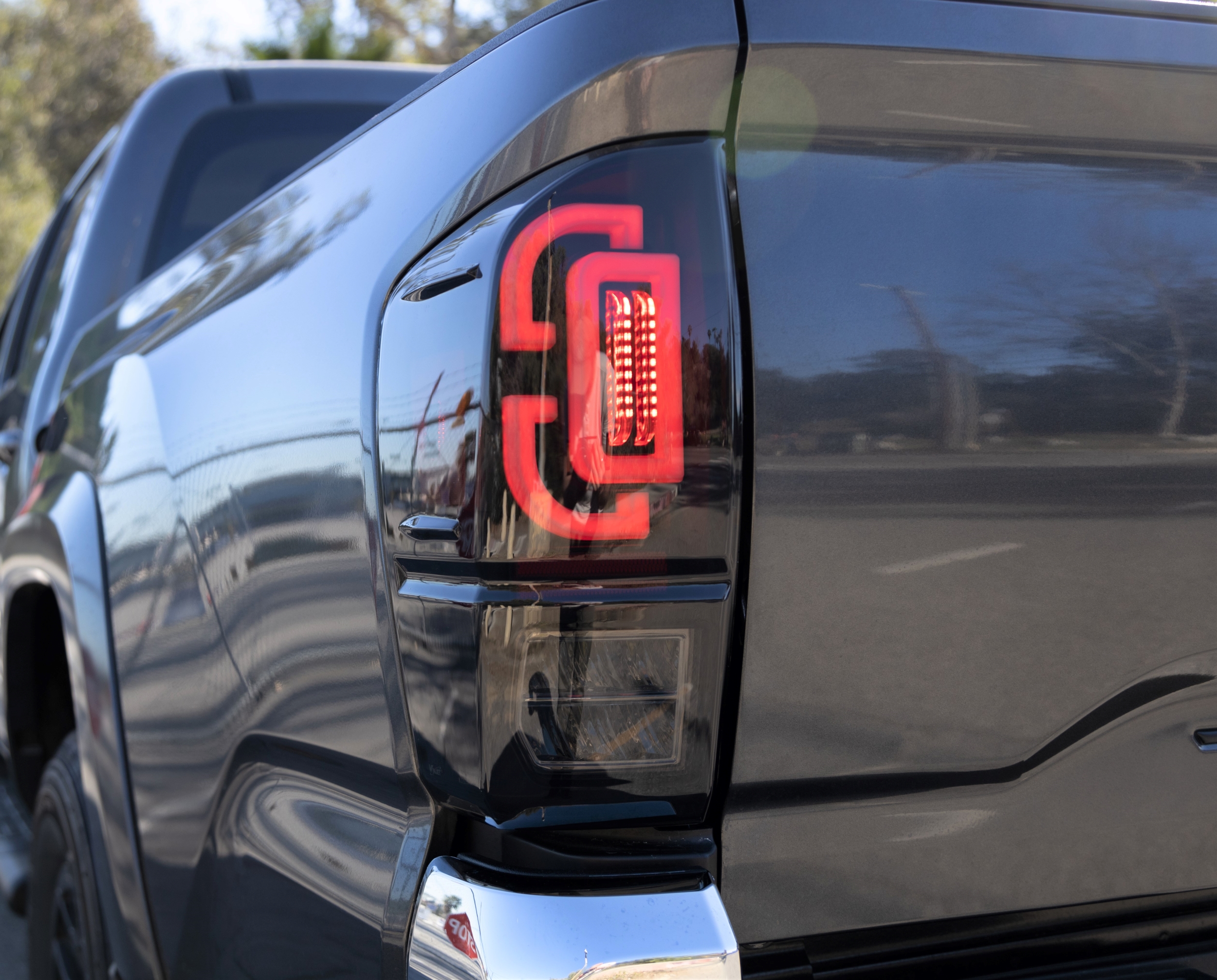 Winjet RENEGADE TAIL LIGHTS CTRNG0685-BS-SQ