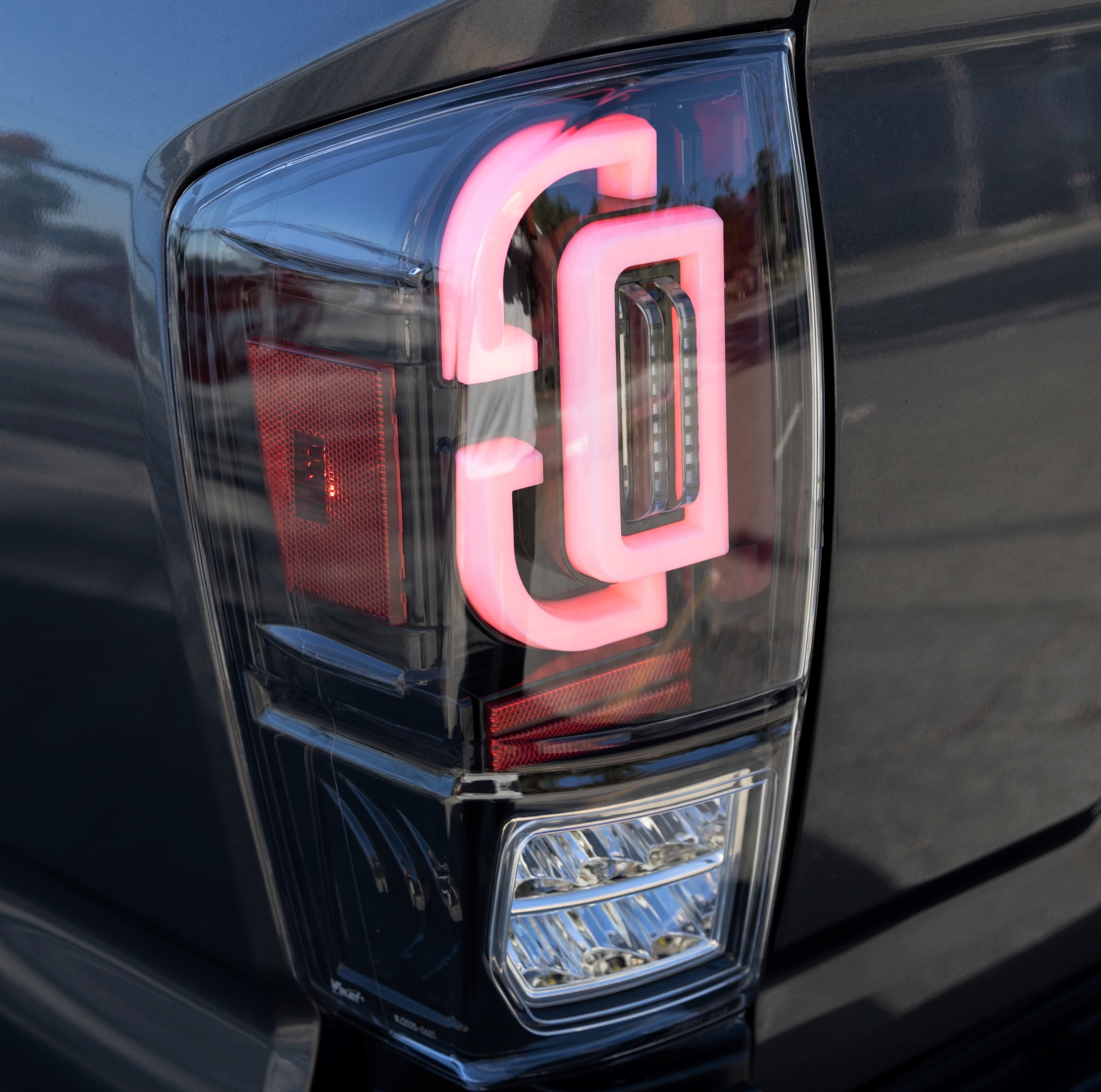 Winjet RENEGADE TAIL LIGHTS CTRNG0685-GBC-SQ