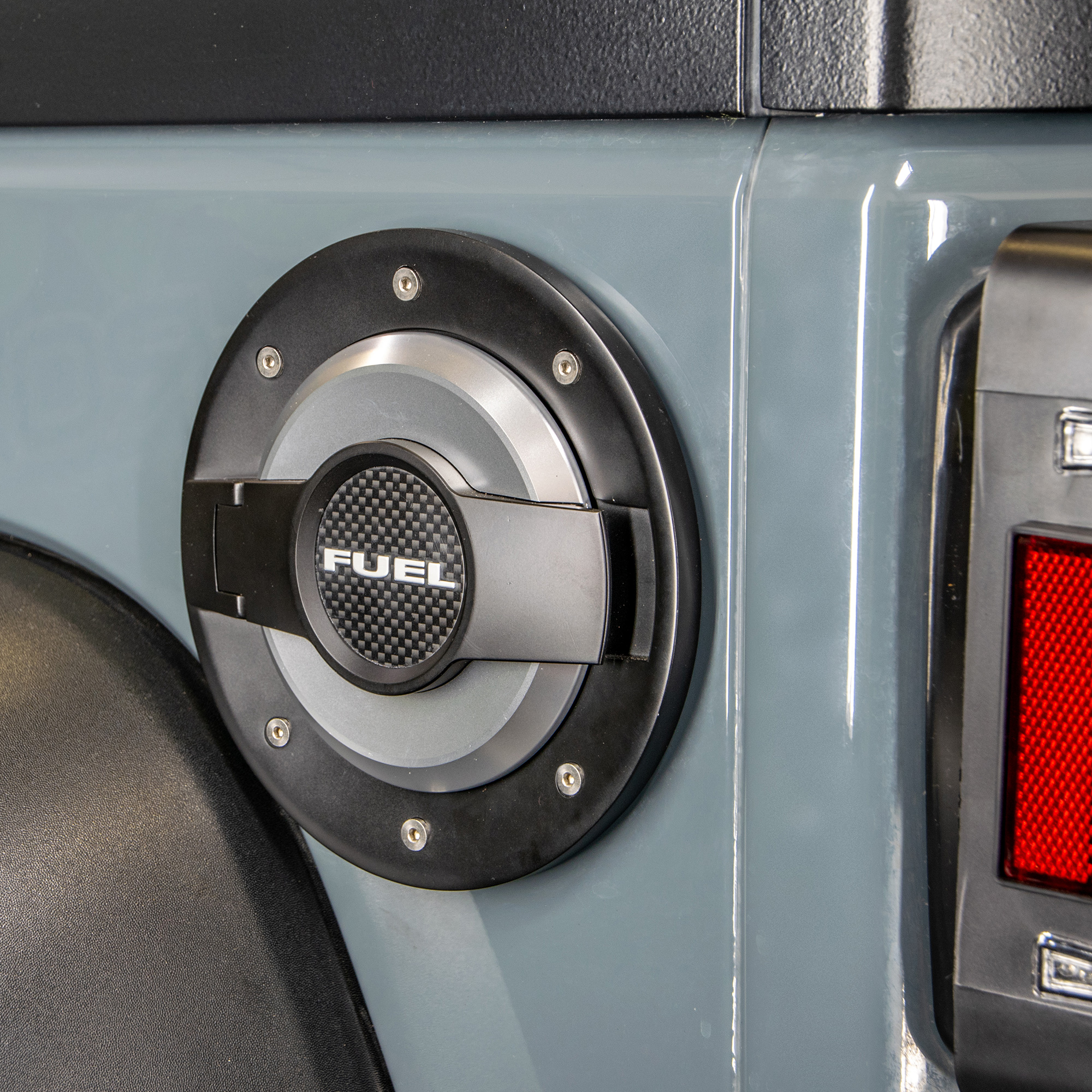 DV8 Offroad Fuel Door Assembly; Blk/Slvr D-JP-190004-BLK