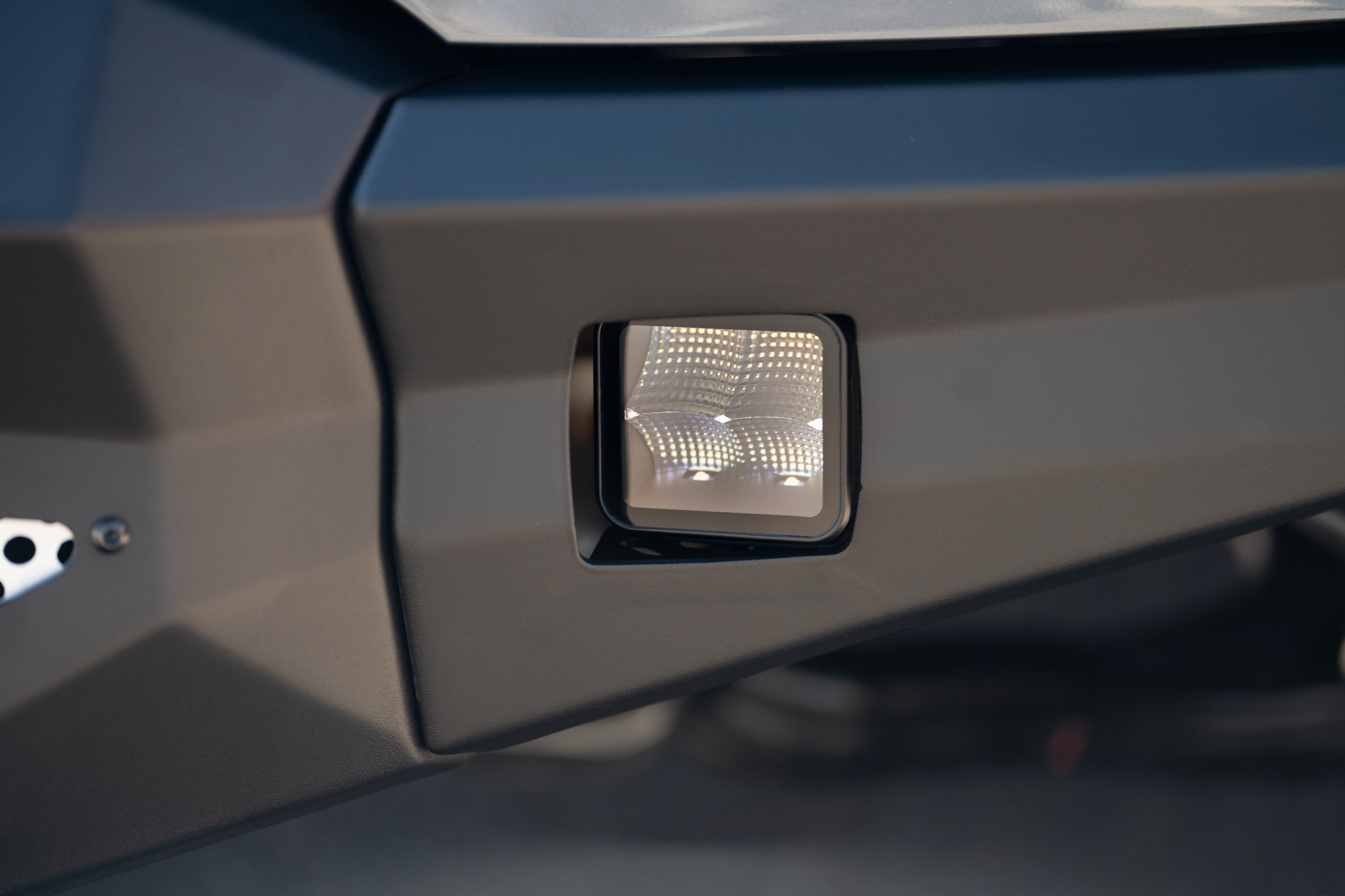 DV8 Offroad BE3EW40W UNIVERSAL 3 INCH CUBE LED LIGHT WITH FLOOD PATTERN AND POST MOUNT BE3EW40W