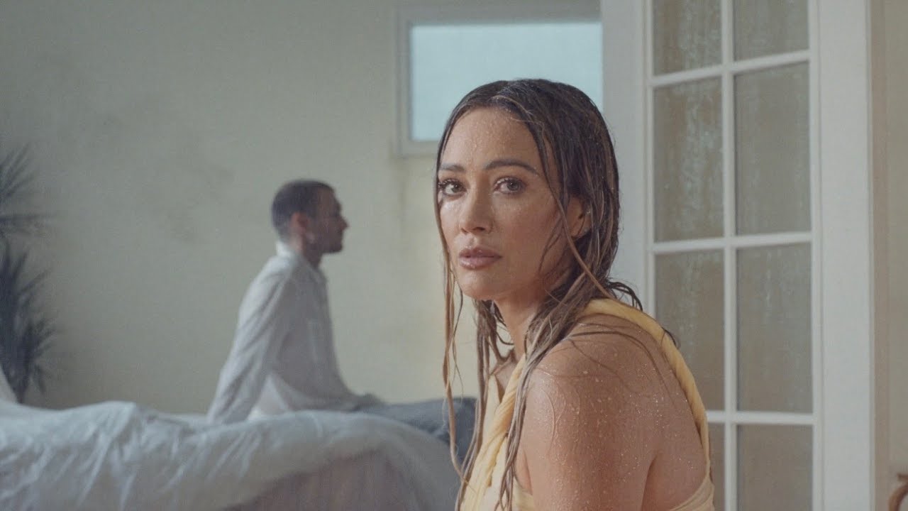 Hilary Duff – Roommates (Official Video) Hilary Duff – Roommates (Official Video)