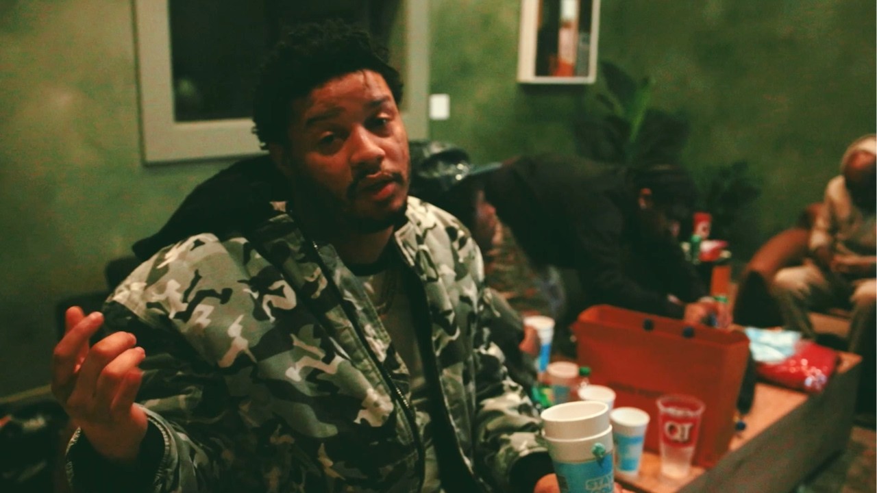 Veeze – Wrong place, Wrong time (Official Music Video) Veeze – Wrong place, Wrong time (Official Music Video)