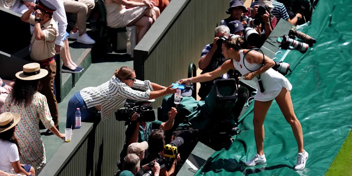 Sabalenka Aids Fans as Soaring Temperatures Halt Wimbledon Play Sabalenka Aids Fans as Soaring Temperatures Halt Wimbledon Play