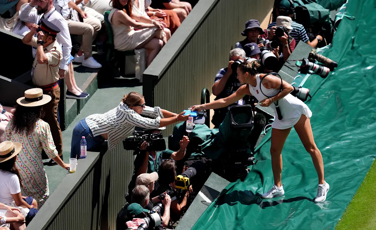 Sabalenka Aids Fans as Soaring Temperatures Halt Wimbledon Play Sabalenka Aids Fans as Soaring Temperatures Halt Wimbledon Play