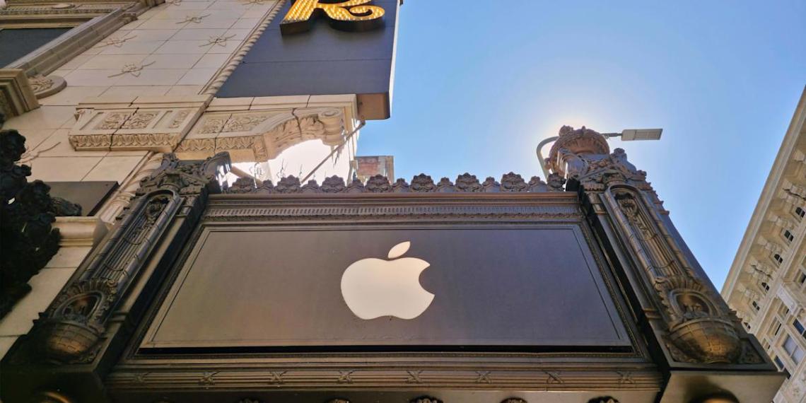 Apple Beats, Reddit Surges as Amazon Slips in Tech Sector Split Apple Beats, Reddit Surges as Amazon Slips in Tech Sector Split