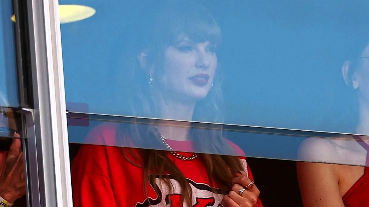 Swift’s Bulletproof Shield at Chiefs Game Sparks Intense Security Debate Swift’s Bulletproof Shield at Chiefs Game Sparks Intense Security Debate