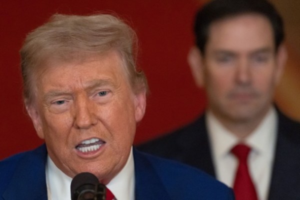 Donald Trump scommette la sua presidenza mentre noi entra in guerra con l’Iran Donald Trump scommette la sua presidenza mentre noi entra in guerra con l’Iran