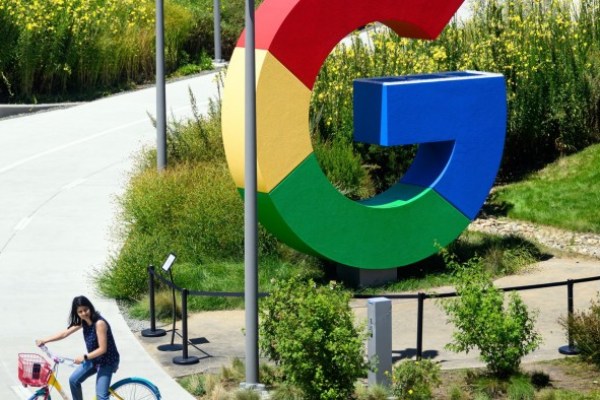 Alphabet condivide il lavandino dopo le bancarelle di crescita delle nuvole e le spese Alphabet condivide il lavandino dopo le bancarelle di crescita delle nuvole e le spese