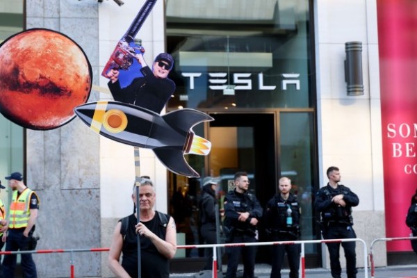 Tesla Board nega il lancio della ricerca per il successore di Musk Tesla Board nega il lancio della ricerca per il successore di Musk