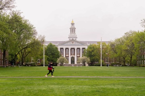 Harvard vince l’ordine bloccando il divieto degli studenti internazionali di Trump Harvard vince l’ordine bloccando il divieto degli studenti internazionali di Trump