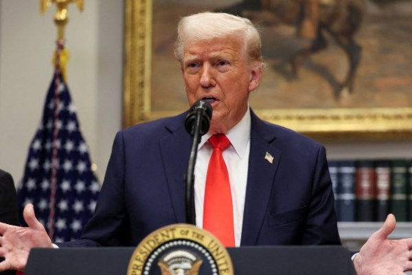 Donald Trump conferma che imporrà le tariffe del 25% al Messico e al Canada martedì Donald Trump conferma che imporrà le tariffe del 25% al Messico e al Canada martedì