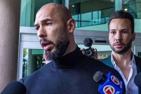 Tate Brothers arrivano negli Stati Uniti dopo il divieto di viaggio della Romania Tate Brothers arrivano negli Stati Uniti dopo il divieto di viaggio della Romania