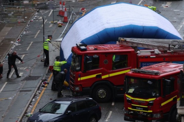 Arresto della polizia l’uomo dopo che l’auto ha colpito i pedoni alla Liverpool Football Club Parade Arresto della polizia l’uomo dopo che l’auto ha colpito i pedoni alla Liverpool Football Club Parade