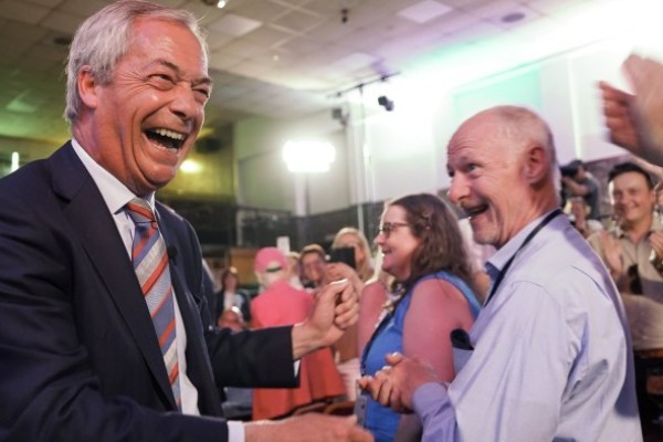 Nigel Farage afferma la trasformazione della politica britannica man mano che la riforma fa importanti guadagni Nigel Farage afferma la trasformazione della politica britannica man mano che la riforma fa importanti guadagni