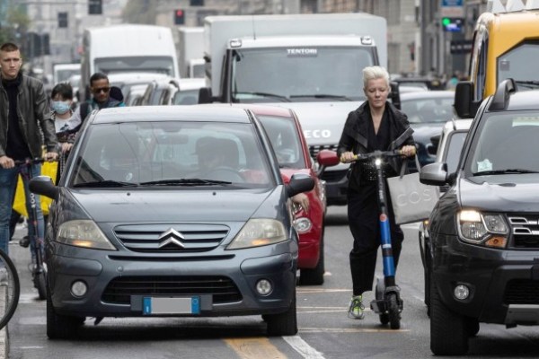 L’Italia mette i freni sull’uso e-scooter “sconsiderato” con nuove regole di casco e assicurazioni L’Italia mette i freni sull’uso e-scooter “sconsiderato” con nuove regole di casco e assicurazioni