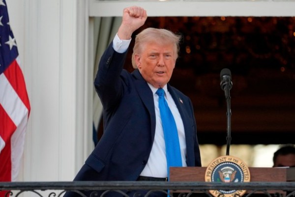 Donald Trump prende di mira gli immigrati e Joe Biden in uno scoppio di ordini Donald Trump prende di mira gli immigrati e Joe Biden in uno scoppio di ordini