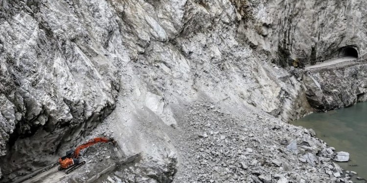 花蓮迫切需要一條安全回家的路》中橫公路台8線174.8k錐麓隧道東口今(6/12)日清晨發生坍方阻斷 預估明日中午搶通 花蓮迫切需要一條安全回家的路》中橫公路台8線174.8k錐麓隧道東口今(6/12)日清晨發生坍方阻斷 預估明日中午搶通