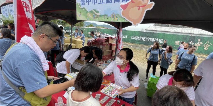 味丹企業傳愛永續 捐贈故事志工車 文化局:感謝傳遞知識的力量 味丹企業傳愛永續 捐贈故事志工車 文化局:感謝傳遞知識的力量