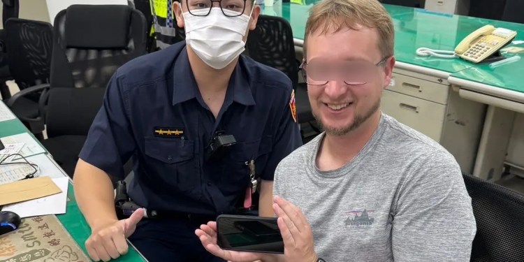 臺灣最美風警 手機不慎遺落計程車中警火速尋回 臺灣最美風警 手機不慎遺落計程車中警火速尋回