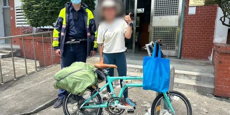 女子騎單車獨旅輪胎突無氣 水璉警幫打氣助旅途再出發 女子騎單車獨旅輪胎突無氣 水璉警幫打氣助旅途再出發
