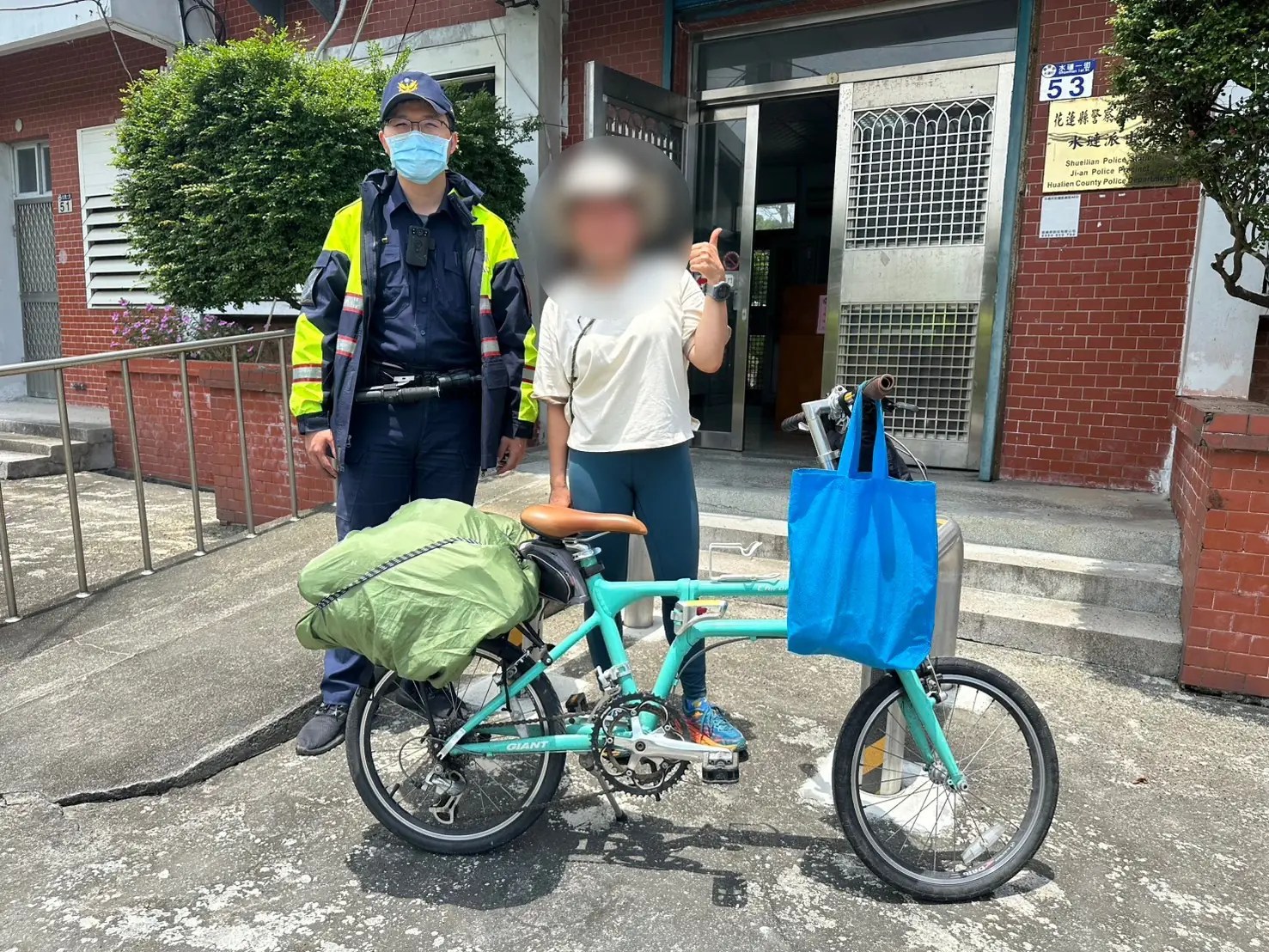 女子騎單車獨旅輪胎突無氣 水璉警幫打氣助旅途再出發 女子騎單車獨旅輪胎突無氣 水璉警幫打氣助旅途再出發