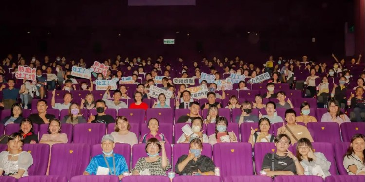 致敬助人英雄!竹市府觀影紓壓感謝社工辛勞 邱臣遠代理市長:因為有你們 不可能也能變可能 致敬助人英雄!竹市府觀影紓壓感謝社工辛勞 邱臣遠代理市長:因為有你們 不可能也能變可能