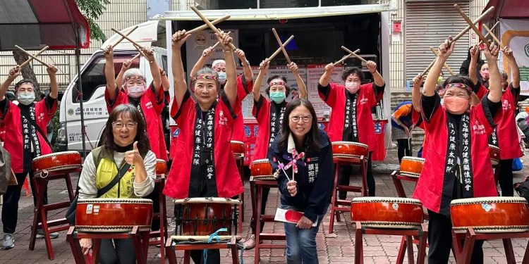 福蛇喜氣好運到 社區老幼同堂迎新春 福蛇喜氣好運到 社區老幼同堂迎新春