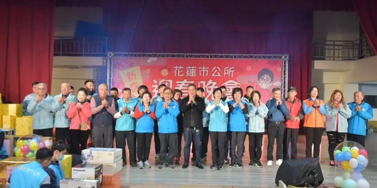 花蓮市歲末聯歡暨資源回收宣導 魏嘉彥表揚市政有功人員 花蓮市歲末聯歡暨資源回收宣導 魏嘉彥表揚市政有功人員