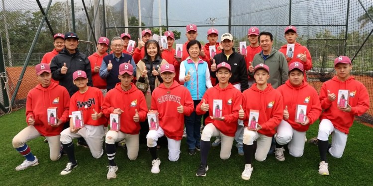 游淑貞攜手尚紘、睿成私人企業 助四維高中棒球場人工草皮升級 游淑貞攜手尚紘、睿成私人企業 助四維高中棒球場人工草皮升級