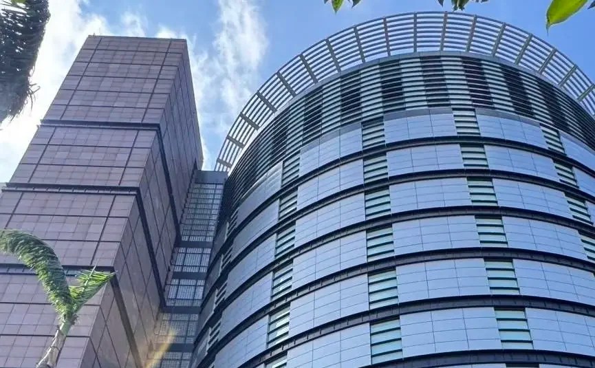 新光三越百貨外牆燈箱破損 中市府要求限期改善 今早修復完成 新光三越百貨外牆燈箱破損 中市府要求限期改善 今早修復完成