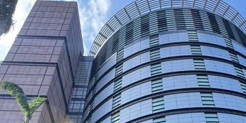 新光三越百貨外牆燈箱破損 中市府要求限期改善 今早修復完成 新光三越百貨外牆燈箱破損 中市府要求限期改善 今早修復完成