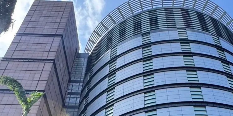 新光三越百貨外牆燈箱破損 中市府要求限期改善 今早修復完成 新光三越百貨外牆燈箱破損 中市府要求限期改善 今早修復完成