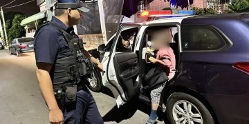 深夜迷途阿嬤徬徨街頭 台中暖警耐心陪伴助返家 深夜迷途阿嬤徬徨街頭 台中暖警耐心陪伴助返家