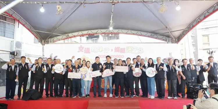 媽祖行動光明燈亮相!中市交通局 × 樂成宮攜手守護長者夜行安全 媽祖行動光明燈亮相!中市交通局 × 樂成宮攜手守護長者夜行安全