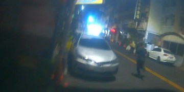 通緝犯半夜玩躲貓貓 警民聯手逮人 通緝犯半夜玩躲貓貓 警民聯手逮人