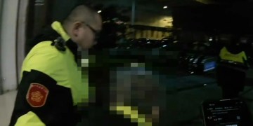 警察脫外套先暖身再暖心 93歲迷路嬤冷夜獲救、家屬頻道謝 警察脫外套先暖身再暖心 93歲迷路嬤冷夜獲救、家屬頻道謝