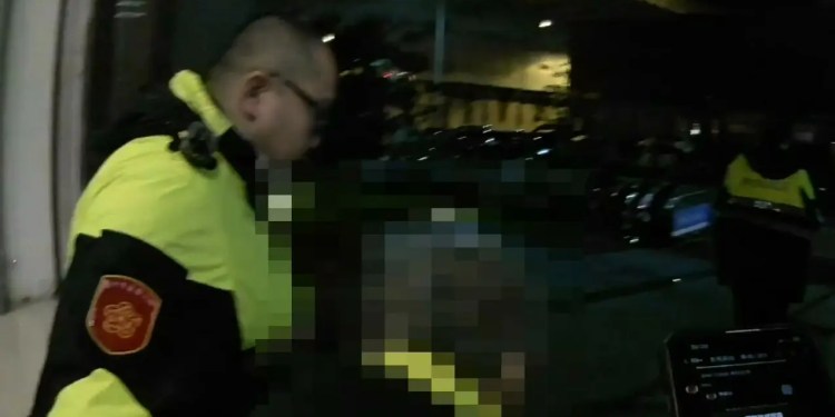 警察脫外套先暖身再暖心 93歲迷路嬤冷夜獲救、家屬頻道謝 警察脫外套先暖身再暖心 93歲迷路嬤冷夜獲救、家屬頻道謝