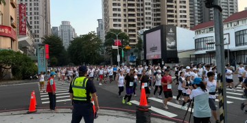 第42屆舒跑盃路跑登場 逾2.5萬跑者同場競速 警護童助母子團圓 第42屆舒跑盃路跑登場 逾2.5萬跑者同場競速 警護童助母子團圓