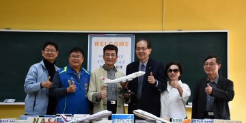 王富民捐贈珍稀模型機 助興華中學深化航空教育 王富民捐贈珍稀模型機 助興華中學深化航空教育